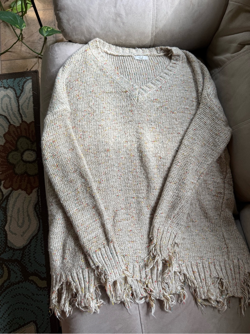 Fringe-Hem V-Neck Sweater in Speckled Cream